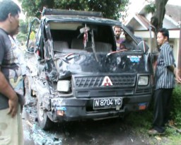 Tak Sabar, Dump Truck Pasir Tabrak Pick Up Hingga Ringsek